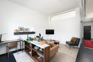 Modern 1BR Apt with Skywalk to Fiserv, Rooftop, and Parking - Milwaukee - 0