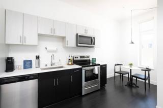 Modern 1BR Apt with Skywalk to Fiserv, Rooftop, and Parking - Milwaukee - 6