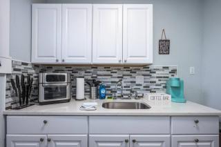 Bright Studio Minutes to Beaches - 5