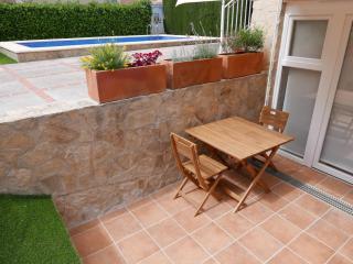 Natural park, terrace and pool - 7