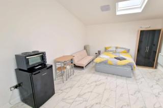 Huge 7-bedroom House in Croydon - Hackbridge - 9