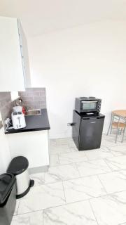 Huge 7-bedroom House in Croydon - Hackbridge - 7