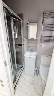 Huge 7-bedroom House in Croydon - Hackbridge - 5
