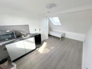 Huge 7-bedroom House in Croydon - Hackbridge - 4