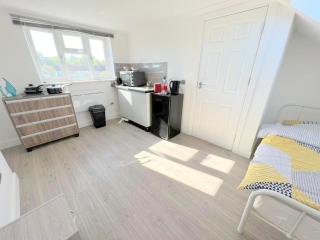 Huge 7-bedroom House in Croydon - Hackbridge - 2