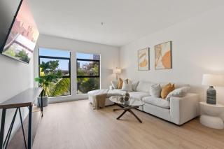 Sleek & Central 2BR Apt Hollywood Hideaway - Los Angeles - 0