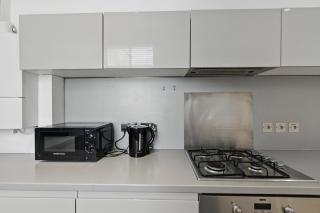 Elegant Central London 2BR Apartment with Lift - 2