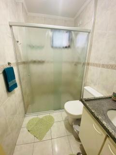 2 Quartos com Varanda sendo 1 Suíte, Cozinha completa, Vista Mar - Condomínio Frente Mar, Lazer completo com Piscina coberta e aquecida, Estacionamento, Portaria 24h - Apto indicado para Grupos, Famílias e Hóspedes a Trabalho, Praia da Guilhermina - Praia Grande - 5