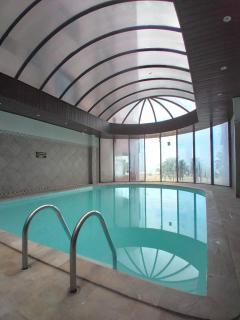 2 Quartos com Varanda sendo 1 Suíte, Cozinha completa, Vista Mar - Condomínio Frente Mar, Lazer completo com Piscina coberta e aquecida, Estacionamento, Portaria 24h - Apto indicado para Grupos, Famílias e Hóspedes a Trabalho, Praia da Guilhermina - Praia Grande - 4