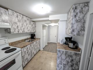 Private 1-Bedroom Basement Apt, 10 Min to Airport ,Big Windows, Separate Entrance - Toronto - 1