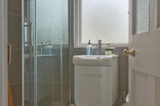 GFF Elegant & Central & Spacious 2 Bed Home with Garden - Bath - 3