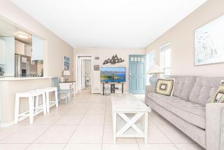 Updated 2Br Getaway Half Block From Popular 44Th St Beach By Beachview Rentals - Newport Beach - 0