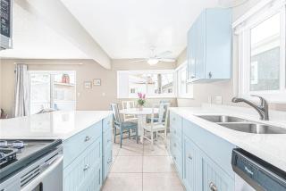 Updated 2Br Getaway Half Block From Popular 44Th St Beach By Beachview Rentals - Newport Beach - 3