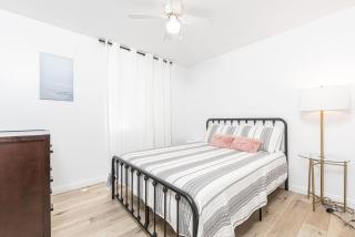 Renovated 3Br W Stylish Interior Steps From 29Th St Beach By Beachview Rentals - 1