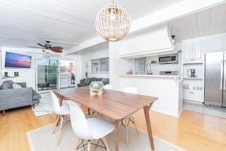 Upgraded Pet-Friendly Home Steps From Popular 40Th St Beach By Beachview Rentals - Newport Beach - 0