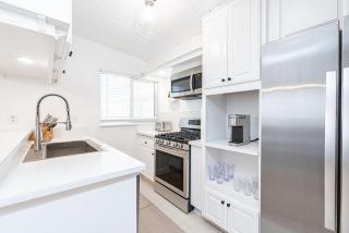 Upgraded Pet-Friendly Home Steps From Popular 40Th St Beach By Beachview Rentals - Newport Beach - 7