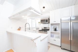 Upgraded Pet-Friendly Home Steps From Popular 40Th St Beach By Beachview Rentals - Newport Beach - 6