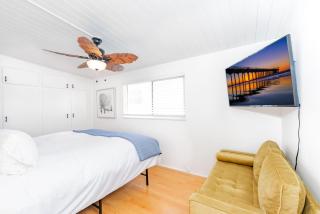 Upgraded Pet-Friendly Home Steps From Popular 40Th St Beach By Beachview Rentals - Newport Beach - 5