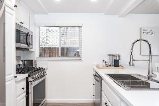 Renovated 2Br W- Oceanview Patio Steps From 40Th St Beach By Beachview Rentals - Newport Beach - 2