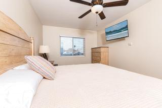 Cozy 1Br Beach Retreat W- Balcony Bbq One Block From Sand By Beachview Rentals - Newport Beach - 1