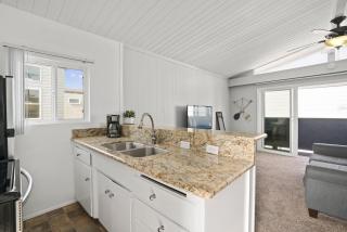Cozy Studio W- Deck In Prime Location Steps To Beach Bay By Beachview Rentals - Newport Beach - 8
