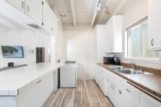 Cozy 2Br Upstairs Cottage Steps From Sand In Prime Location By Beachview Rentals - Newport Beach - 7