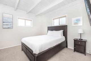 Cozy 2Br Upstairs Cottage Steps From Sand In Prime Location By Beachview Rentals - Newport Beach - 1