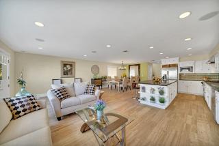 Spacious 5Br Beach Home W- Dual Rooftop Decks Ocean Views By Beachview Rentals - Newport Beach - 3