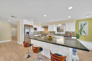 Spacious 5Br Beach Home W- Dual Rooftop Decks Ocean Views By Beachview Rentals - Newport Beach - 2
