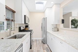 Stylish 2Br Upstairs Cottage W- Ac One House From Beach By Beachview Rentals - Newport Beach - 9