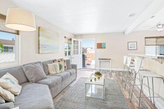 Stylish 2Br Upstairs Cottage W- Ac One House From Beach By Beachview Rentals - Newport Beach - 8