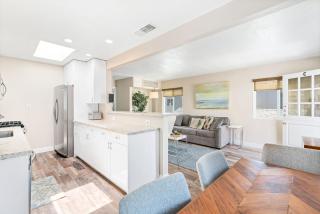 Stylish 2Br Upstairs Cottage W- Ac One House From Beach By Beachview Rentals - Newport Beach - 5
