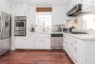 Charming 1Br Beach Cottage W- Large Patio One Block To Sand By Beachview Rentals - Newport Beach - 3