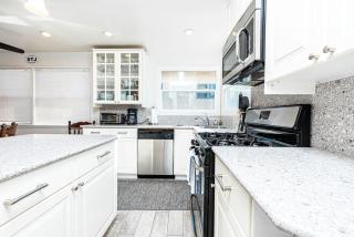 Cozy 2Br W- Large Deck Just Steps From Marina Park Beach By Beachview Rentals - Newport Beach - 5