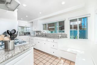 Charming 3Br Beach Home W- Rooftop Deck One Block From Sand By Beachview Rentals - Newport Beach - 5