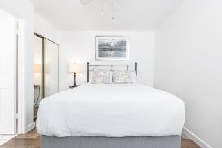 Pet-Friendly 3Br W- Sun Deck Bbq One Block To Beach By Beachview Rentals - Newport Beach - 3