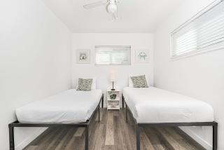 Pet-Friendly 3Br W- Sun Deck Bbq One Block To Beach By Beachview Rentals - Newport Beach - 1