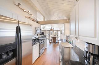 Spacious 6Br W- Oceanview Garden Patio Steps From Beach By Beachview Rentals - Newport Beach - 8