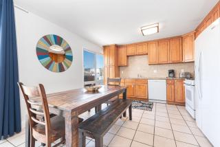 Spacious 5Br W- Oceanview Balcony - One House From Beach By Beachview Rentals - Newport Beach - 8
