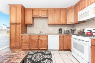 Spacious 5Br W- Oceanview Balcony - One House From Beach By Beachview Rentals - Newport Beach - 7