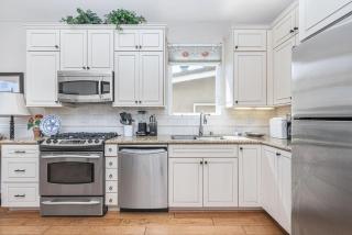 Darling 3Br Beach Home On Quiet Street Easy Walk To Beach By Beachview Rentals - Newport Beach - 5