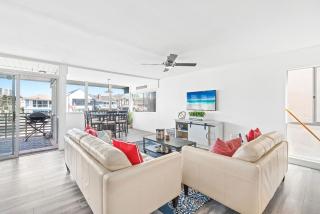 Stylish 3Br Bayfront W Balcony, Bbq & Waterfront Views By Beachview Rentals - 5