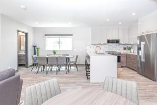 Modern 4Br Tri-Level W- Rooftop Deck Ac, Steps From Beach By Beachview Rentals - Newport Beach - 8