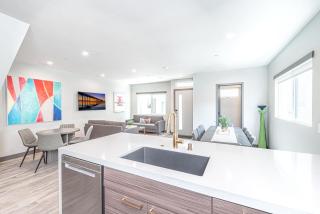Modern 4Br Tri-Level W- Rooftop Deck Ac, Steps From Beach By Beachview Rentals - Newport Beach - 2