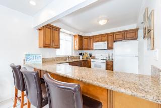 Spacious 4Br W- Oceanview Balcony Bbq Steps To Sand By Beachview Rentals - Newport Beach - 7