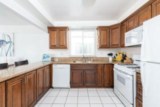 Spacious 4Br W- Oceanview Balcony Bbq Steps To Sand By Beachview Rentals - Newport Beach - 3