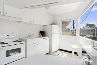 Updated 1Br Bayfront Cottage W- Deck In Quiet Balboa Island By Beachview Rentals - Newport Beach - 4