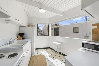 Updated 1Br Bayfront Cottage W- Deck In Quiet Balboa Island By Beachview Rentals - Newport Beach - 3