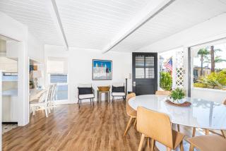 Updated 1Br Bayfront Cottage W- Deck In Quiet Balboa Island By Beachview Rentals - Newport Beach - 1