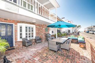 Roomy 2Br W- Large Patio, Firepit Ocean Views Near Beach By Beachview Rentals - Newport Beach - 9